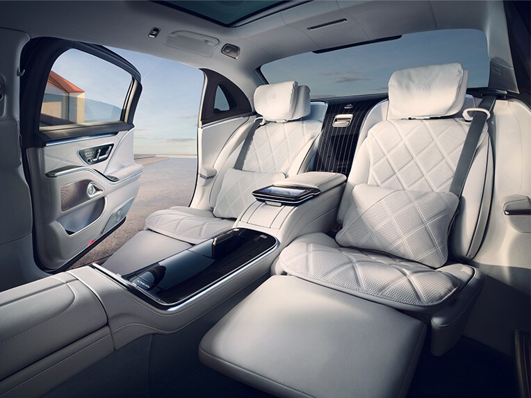 Compartimentul spate al modelului Mercedes-Maybach clasa S cu consolă centrală Business clasică.