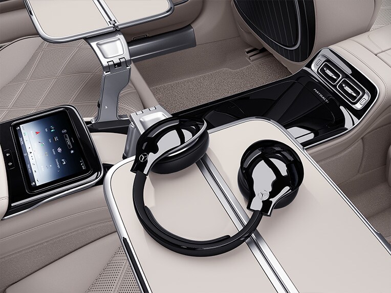 Mesele rabatabile din compartimentul spate al modelul Mercedes-Maybach Clasa S.