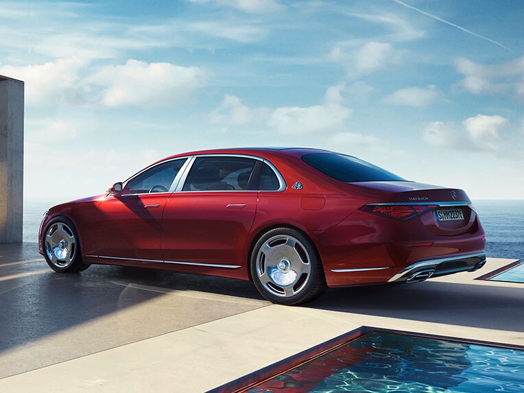 Modelul Mercedes-Maybach clasa S hibrid plug-in într-o vedere laterală.