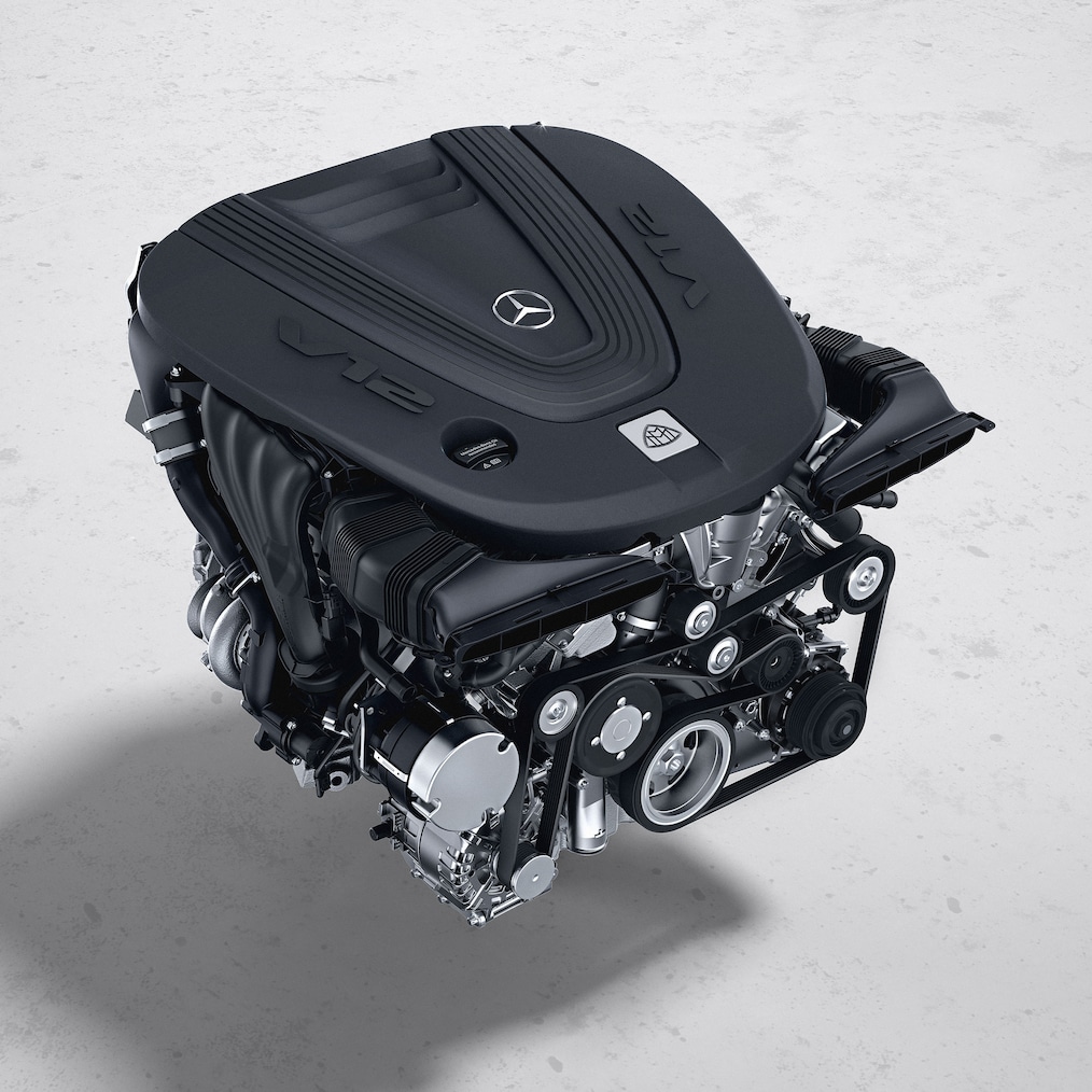 O emblemă V12 pe aripa din față a modelului Mercedes-Maybach S 680.