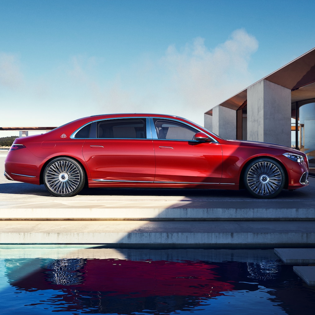  Perspectivă laterală a modelului Clasa S de la Mercedes-Maybach.