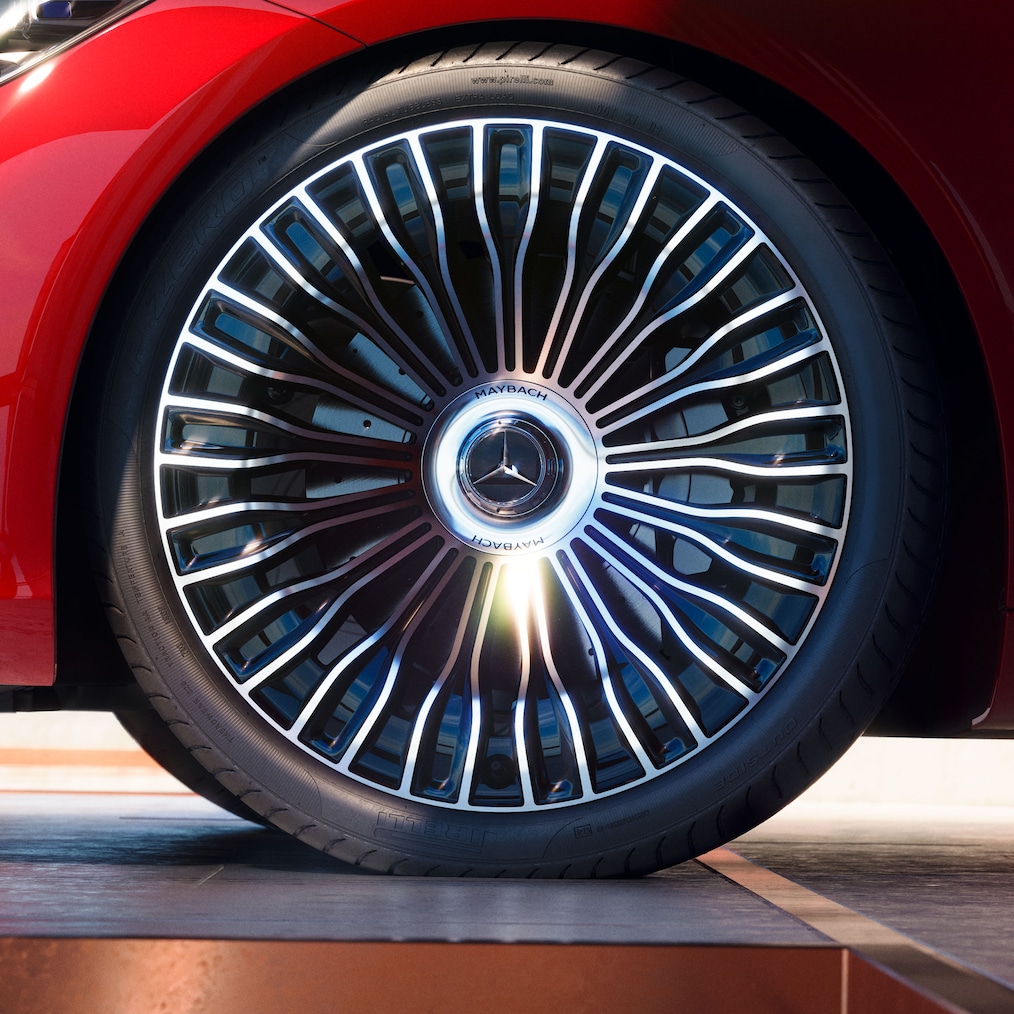  O perspectivă laterală detaliată a unei jante exclusive specifice Maybach.