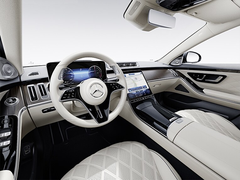 Cockpitul modelului Mercedes-Benz clasa S limuzină lungă.