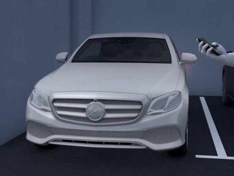 Display-ul pachetului de parcare cu funcții de parcare la distanță din modelul Mercedes-Benz clasa S limuzină lungă.