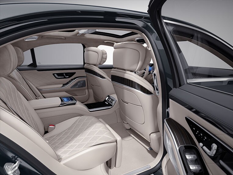 Interiorul modelului Mercedes-Benz Clasa S limuzină lungă cu pachet elemente ornament Exklusiv.