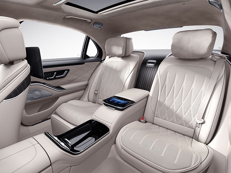 Interiorul modelului Mercedes-Benz clasa S limuzină lungă cu scaun Executive.