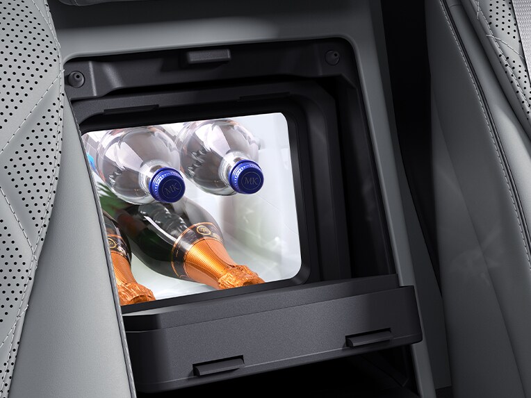 Compartimentul de refrigerare din modelul Mercedes-Benz Clasa S limuzină lung.