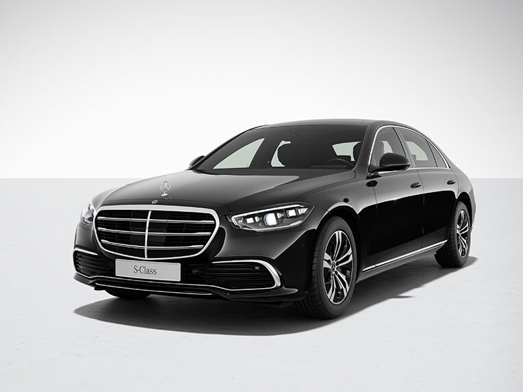 Exterior Mercedes-Benz clasa S limuzină lungă cu echipare standard.