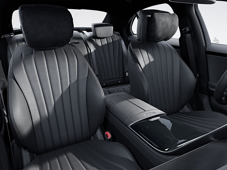 Interiorul modelului Mercedes-Benz clasa S limuzină lungă cu echipare standard.