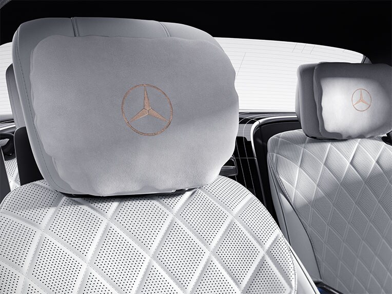 Pachetul de embleme aurii MANUFAKTUR al modelului Mercedes-Benz clasa S limuzină lungă.