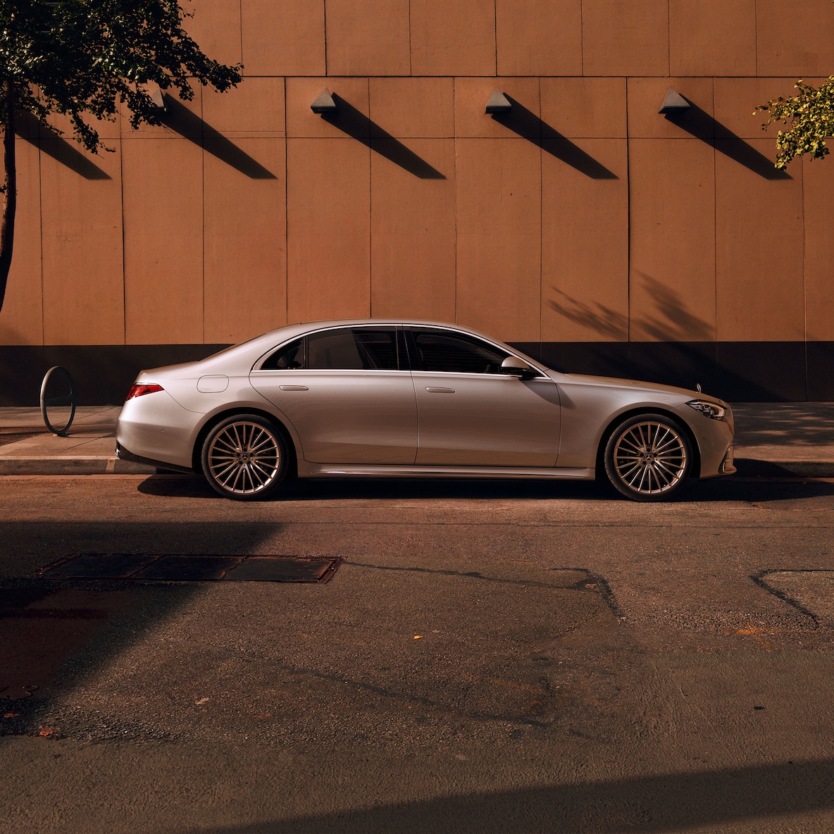 Perspectivă laterală a modelului Mercedes-Benz Clasa S limuzină lungă.