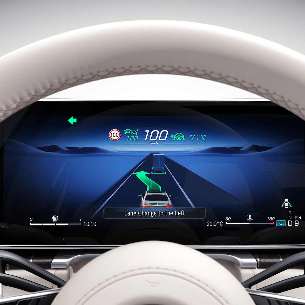  Display-ul șoferului din modelul Mercedes-Benz Clasa S limuzină lungă.