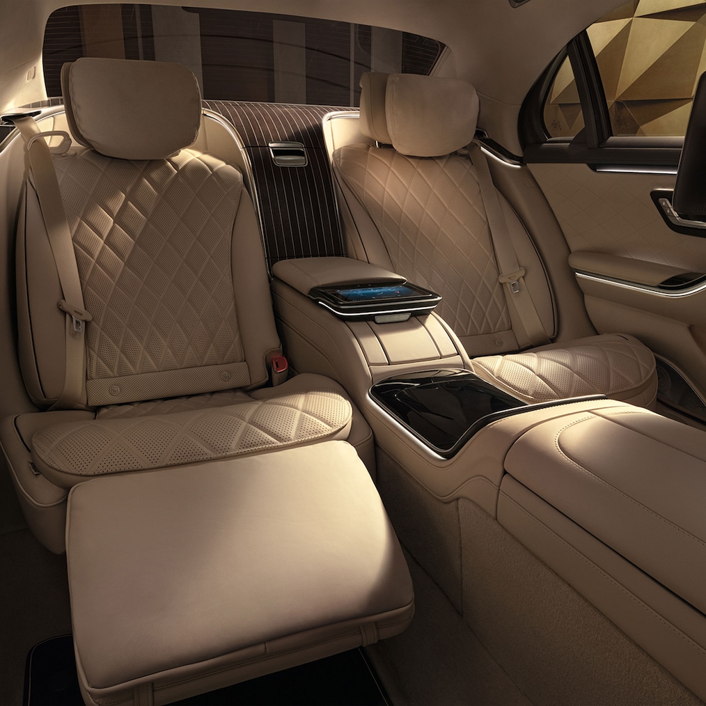  Compartimentul spate First-Class cu tabletă spate MBUX din modelul Mercedes-Benz Clasa S limuzină lungă.