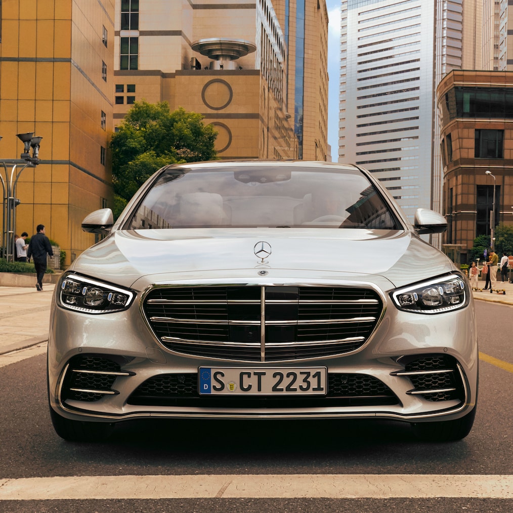  Steaua Mercedes-Benz verticală pe grila frontală clasică a modelului Mercedes-Benz Clasa S limuzină lungă.