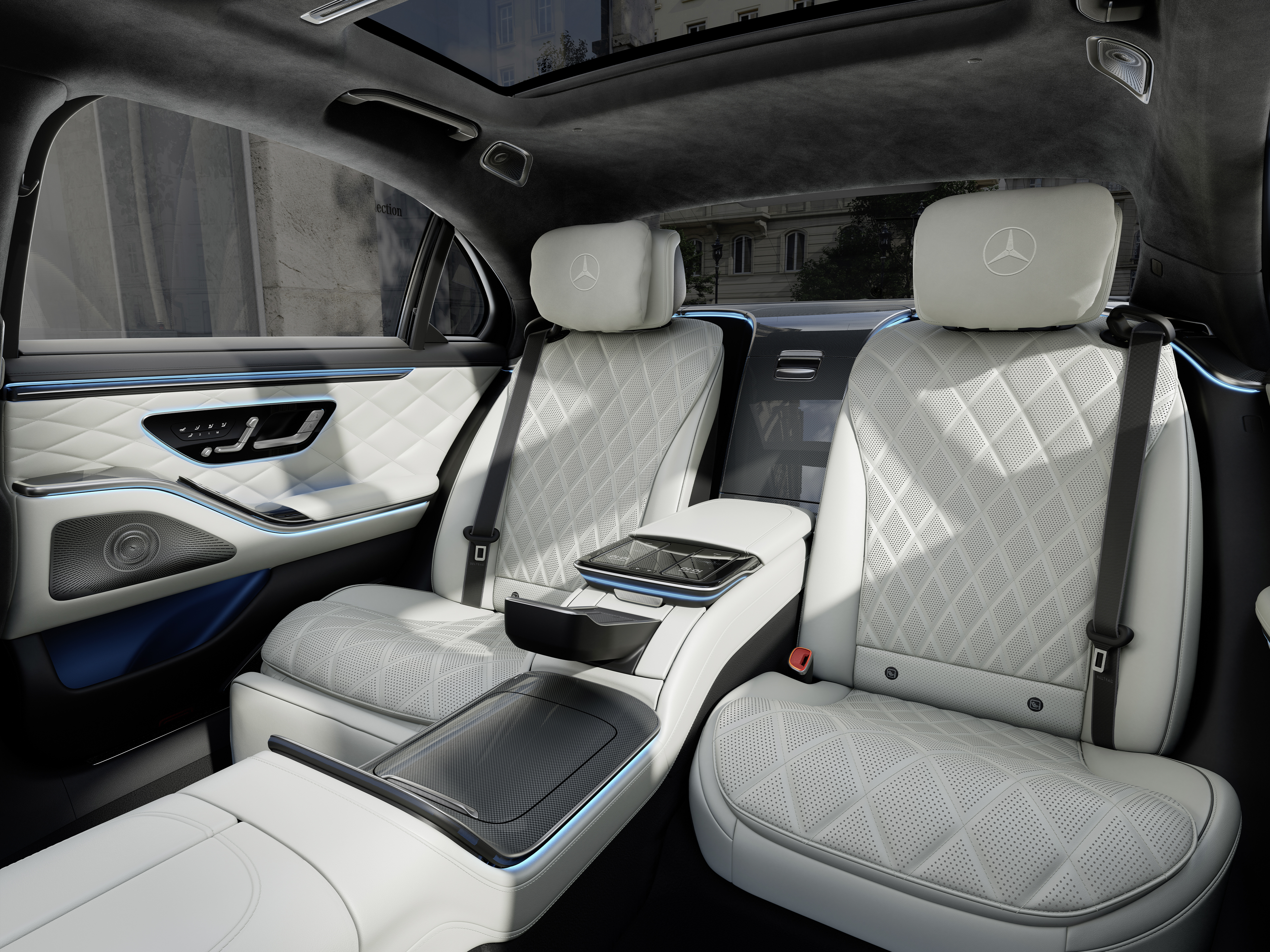 Interior | Clasa S limuzină | Mercedes-Benz Cockpit-ul noii Clase S limuzină lungă de la Mercedes-Benz, prezentat dintre cele două scaune din față.