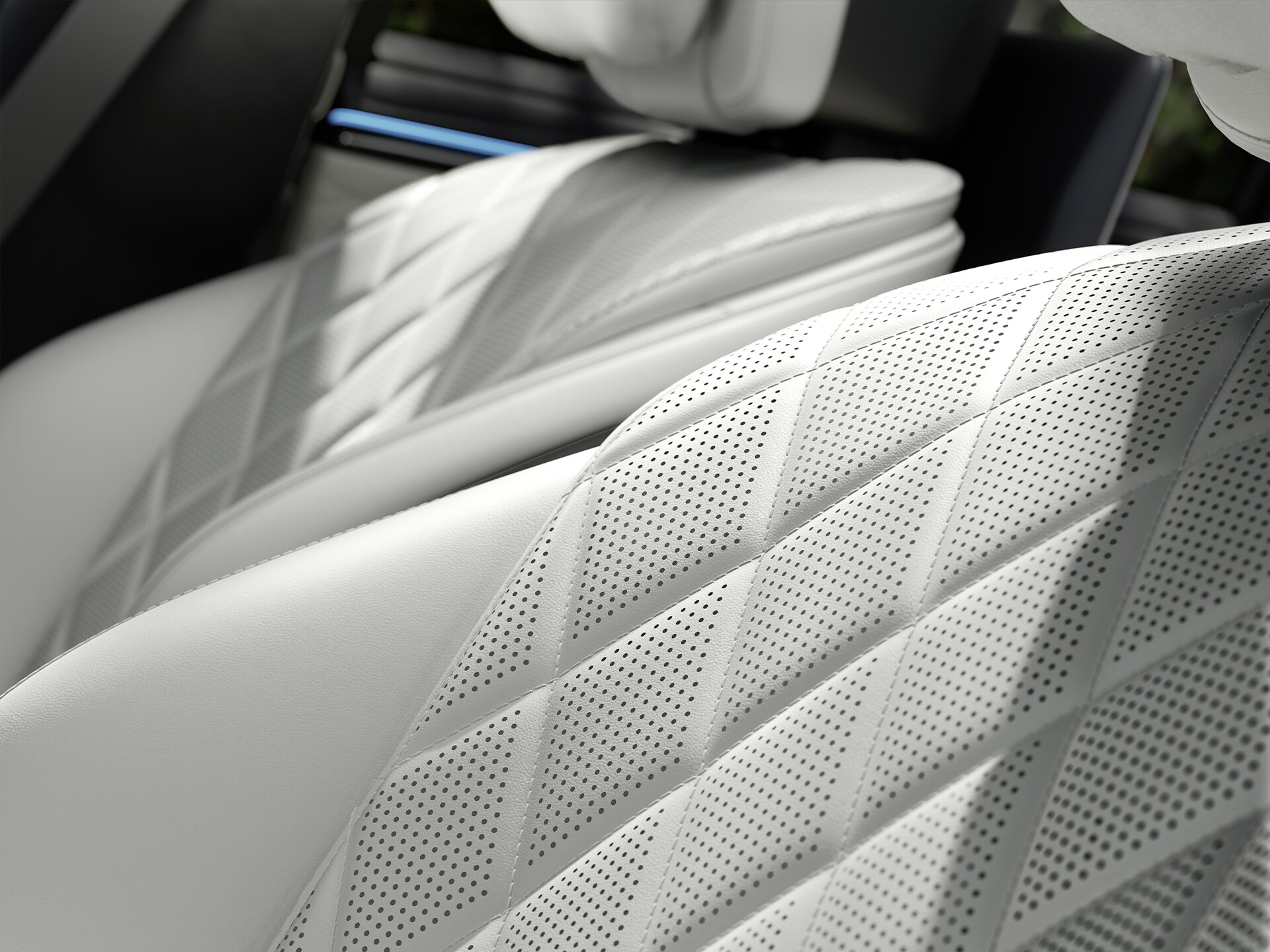  Noua Clasă S limuzină lungă cu detalii MANUFAKTUR dintr-o perspectivă laterală.