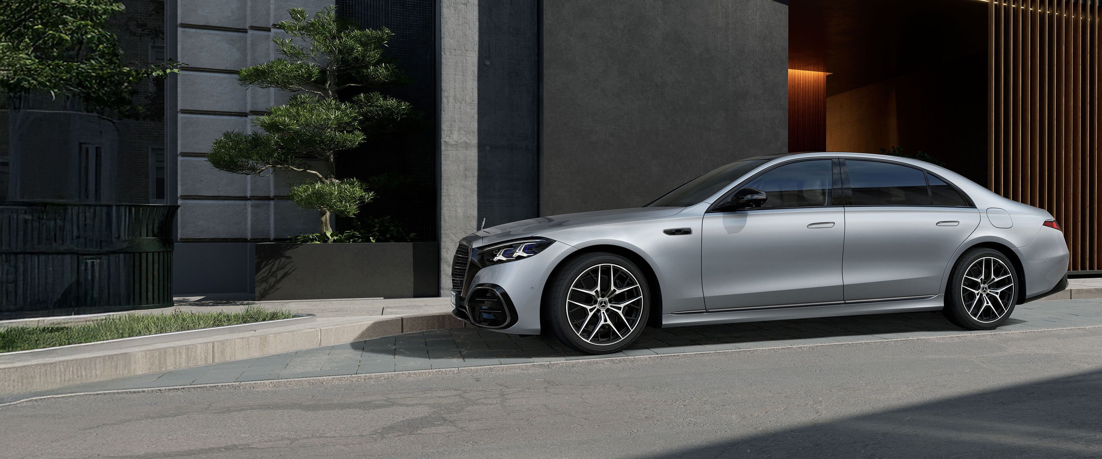 Noua Clasă S limuzină lungă de la Mercedes-Benz, dintr-o perspectivă laterală.