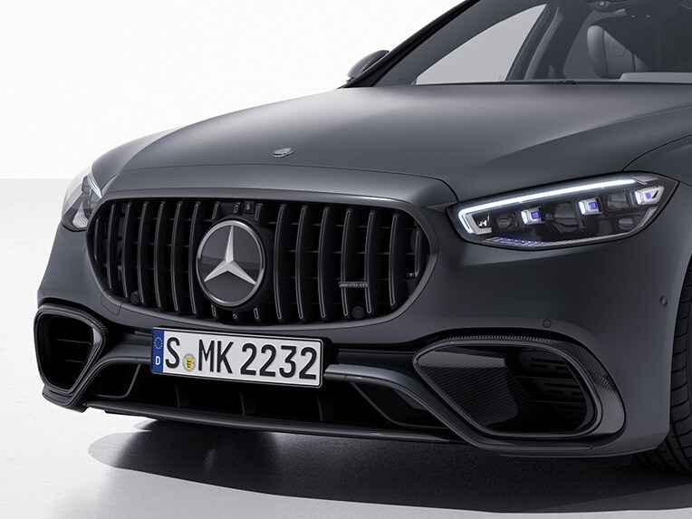 Modelul Mercedes-AMG S 63 E PERFORMANCE Limuzină în vedere frontală cu grila radiatorului specifică AMG de culoare negru cromat.
