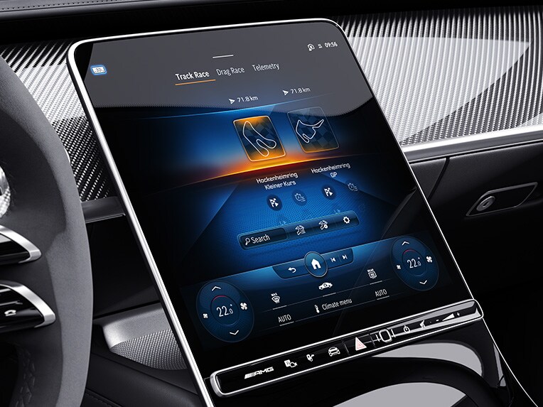 Displayul Media al modelului Mercedes-AMG Clasa S Limuzină cu AMG TRACK PACE.