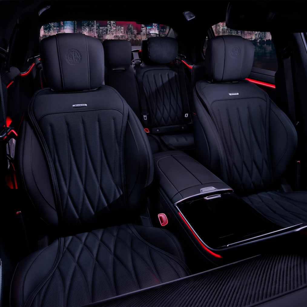 Perspectivă laterală a scaunelor față și a cockpit-ului modelului Mercedes-AMG S 63 E PERFORMANCE.