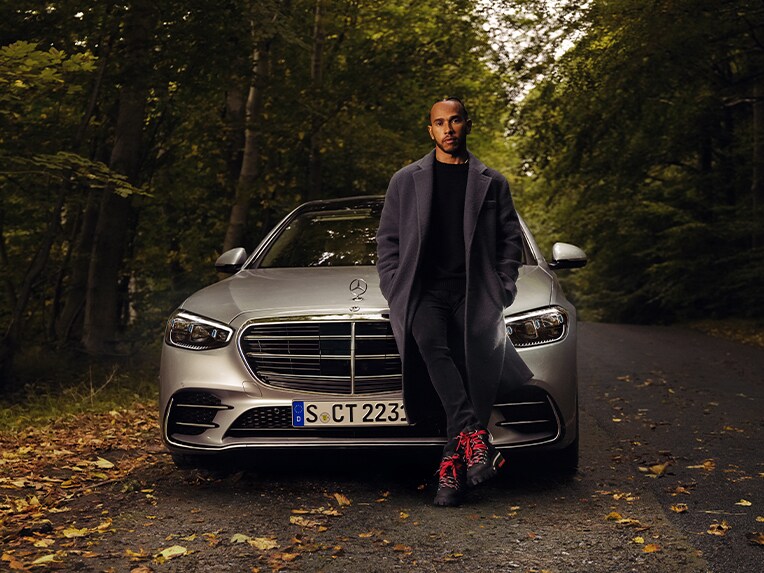 Modelul Mercedes-Benz Clasa S limuzină într-o imagine laterală din față.