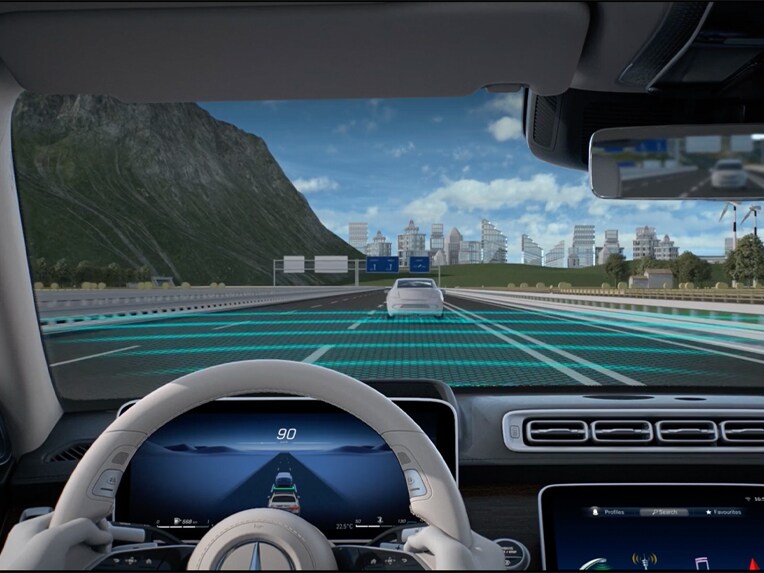 Funcționarea asistentului activ pentru păstrarea distanței între autovehicule DISTRONIC la modelul Mercedes-Benz Clasa S Limuzină.