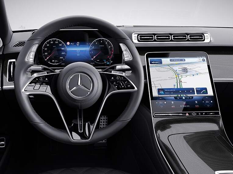 Displayul pentru șofer al modelului Mercedes-Benz Clasa S Limuzină.