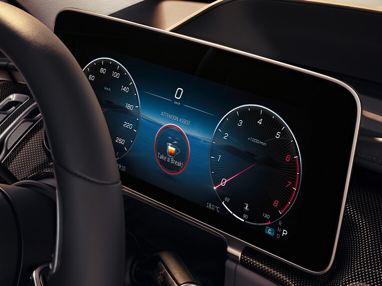 Display-ul 3D pentru șofer cu ATTENTION ASSIST în modelul Mercedes-Benz Clasa S limuzină.