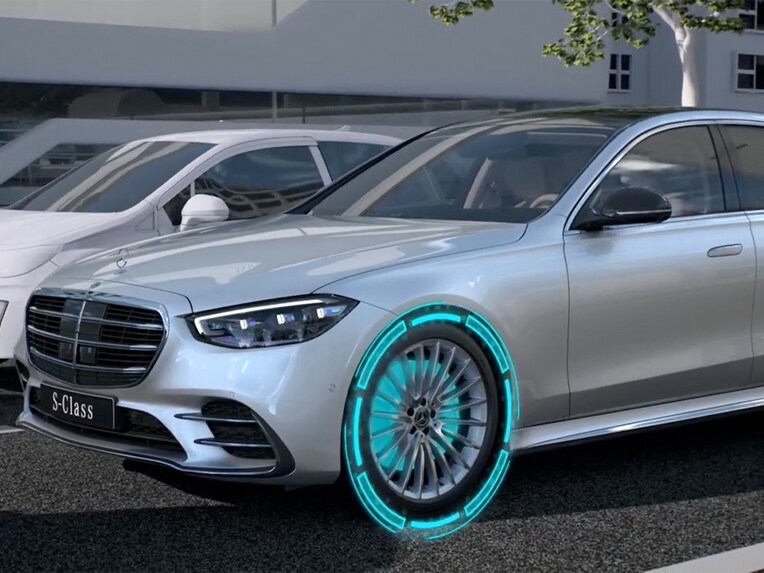 Videoclipul arată funcțiile sistemului PRE-SAFE® Plus al modelului Mercedes-Benz Clasa S Limuzină.