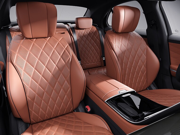 Interiorul modelului Mercedes-Benz Clasa S Limuzină cu AMG Line.