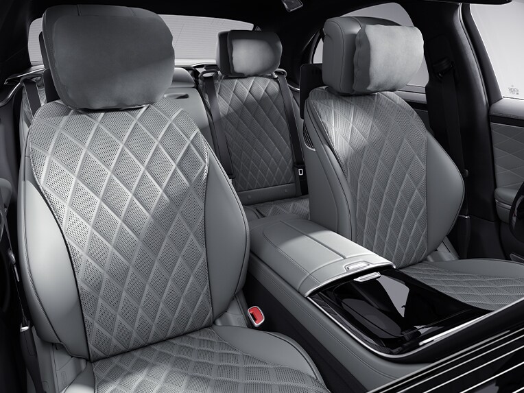 Interiorul modelului Mercedes-Benz Clasa S limuzină cu echipare standard.
