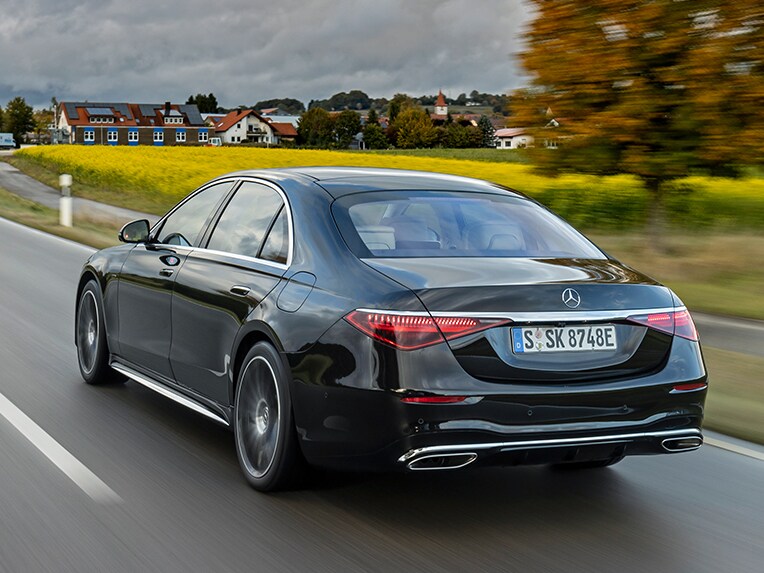 Modelul Mercedes-Benz Clasa S limuzină într-o vedere din spate.