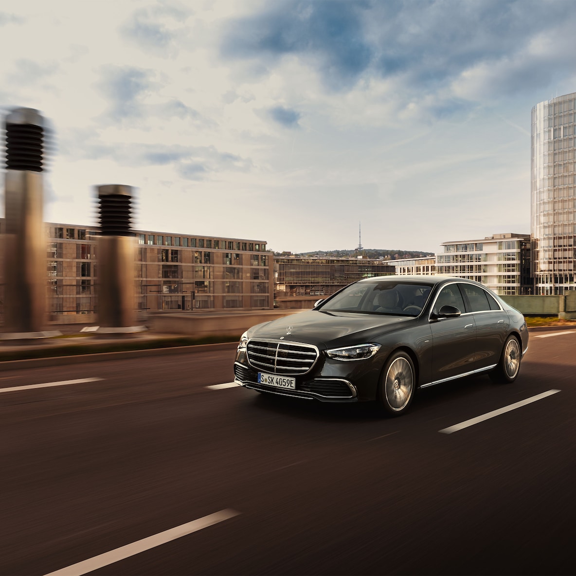 Modelul Mercedes-Benz Clasa S limuzină dintr-o perspectivă laterală.