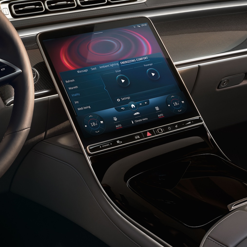 Pachetul ENERGIZING față al modelului Mercedes-Benz clasa S limuzină.