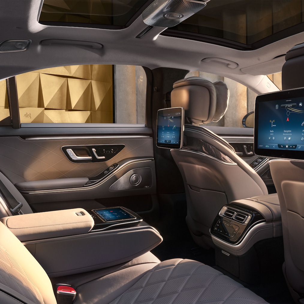 Partea din spate a modelului Mercedes-Benz Clasa S limuzină cu consolă centrală business continuă.
