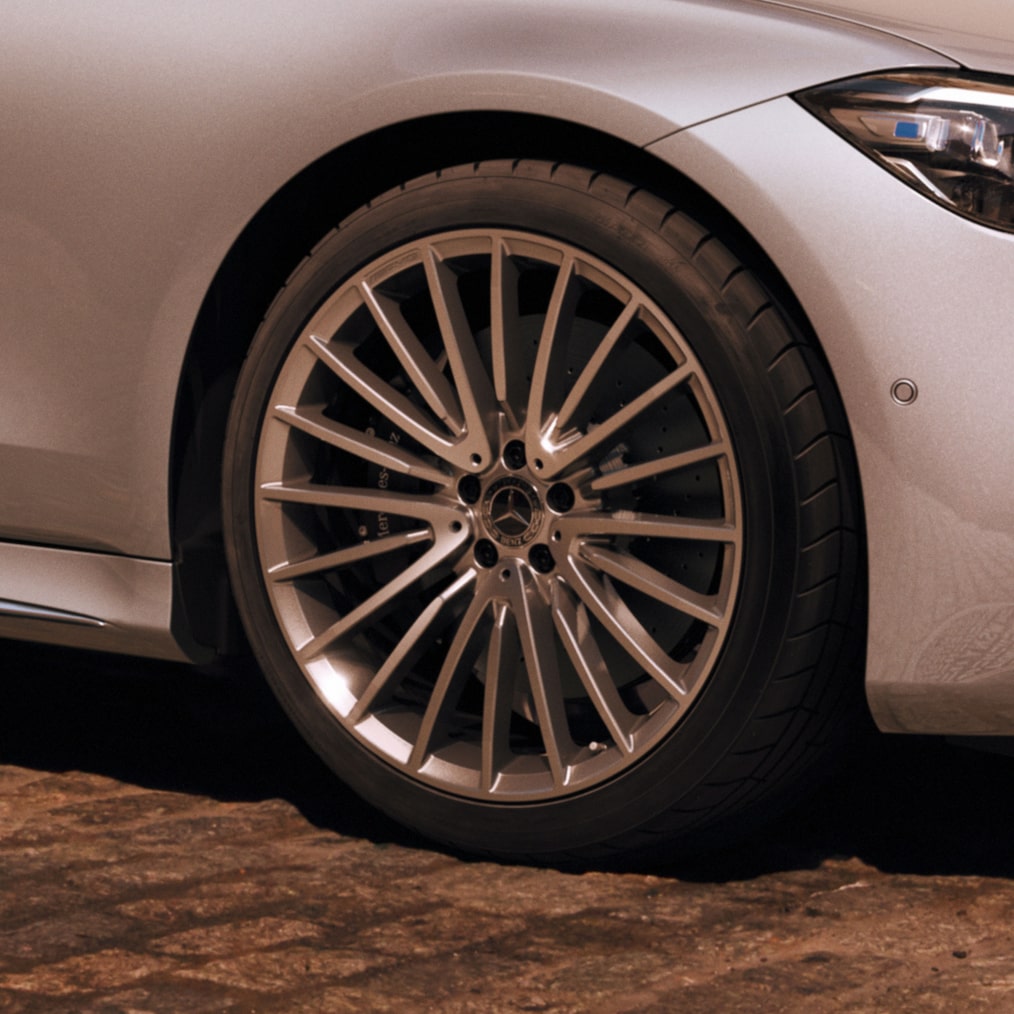 Perspectivă detaliată a jantelor din aliaj ușor ale modelului Mercedes-Benz Clasa S limuzină.