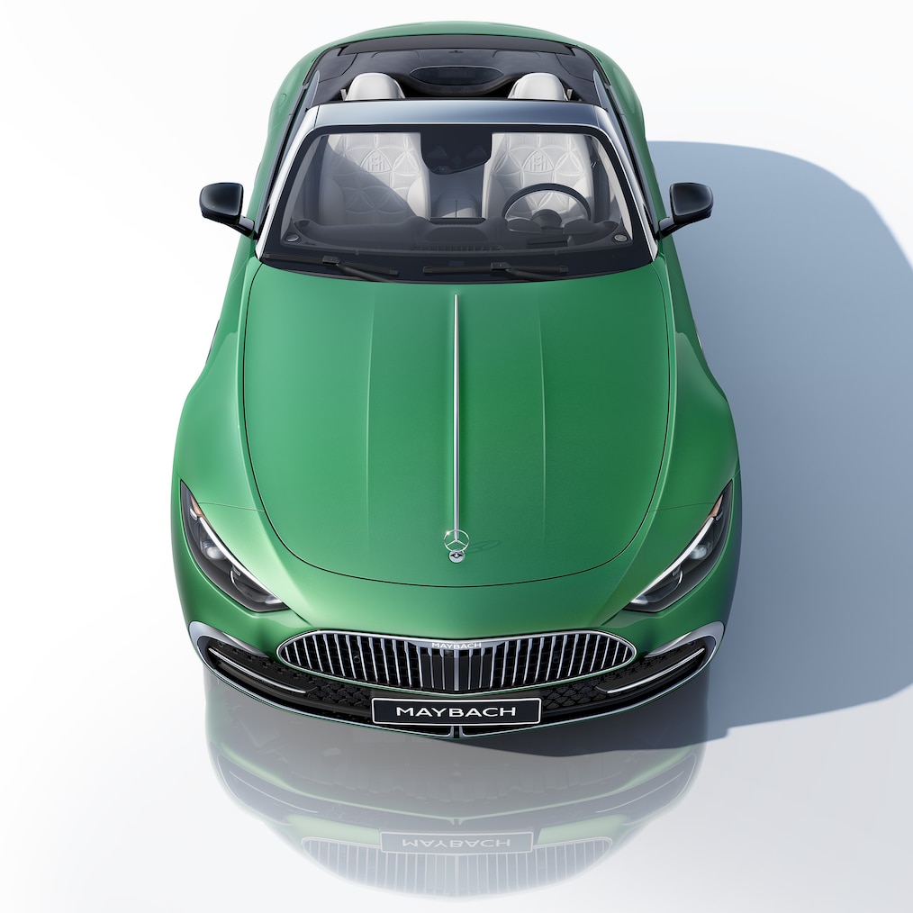 Vedere frontală de sus a modelului deschis Mercedes-Maybach SL 680 seria Monogram cu conceptul de stil „White Ambience”.