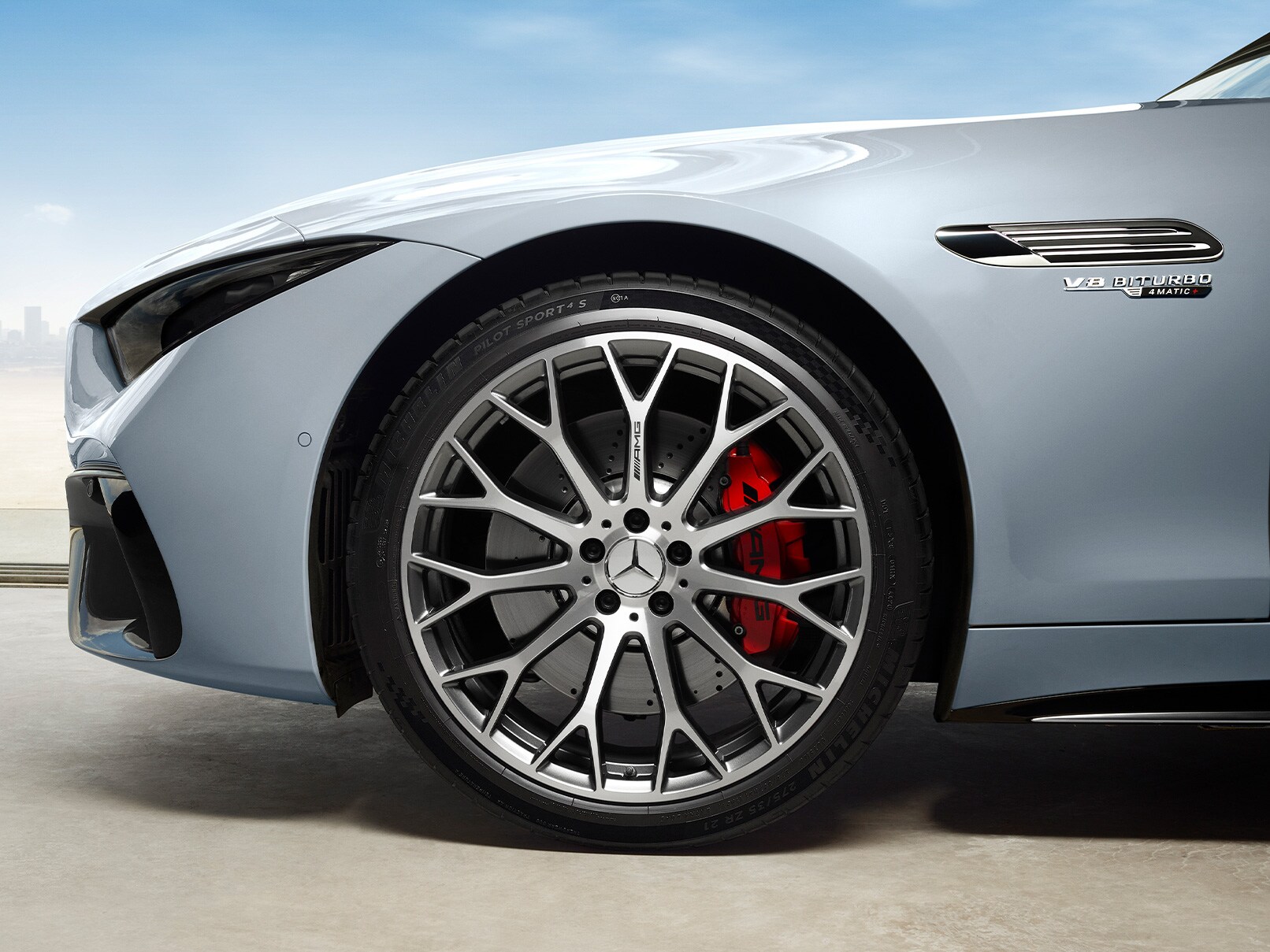 Modelul Mercedes-AMG SL Roadster într-o vedere laterală.