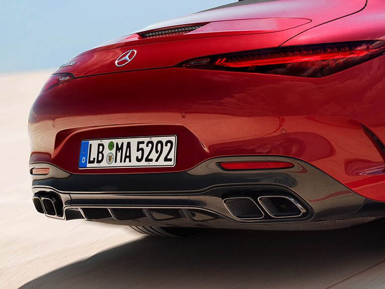 Modelul Mercedes-AMG SL Roadster într-o vedere din spate.