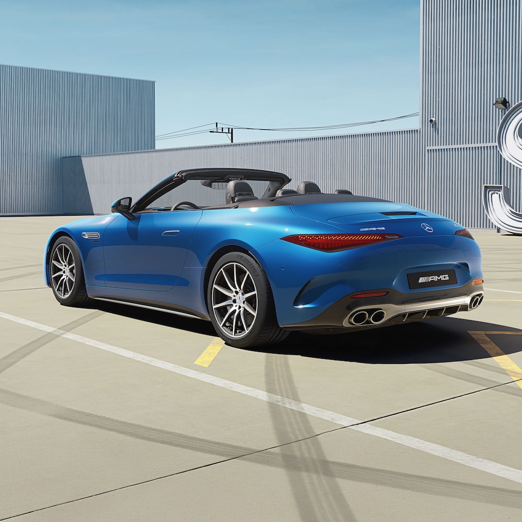 Mercedes-AMG SL Roadster cu soft-topul deschis, văzut de sus.