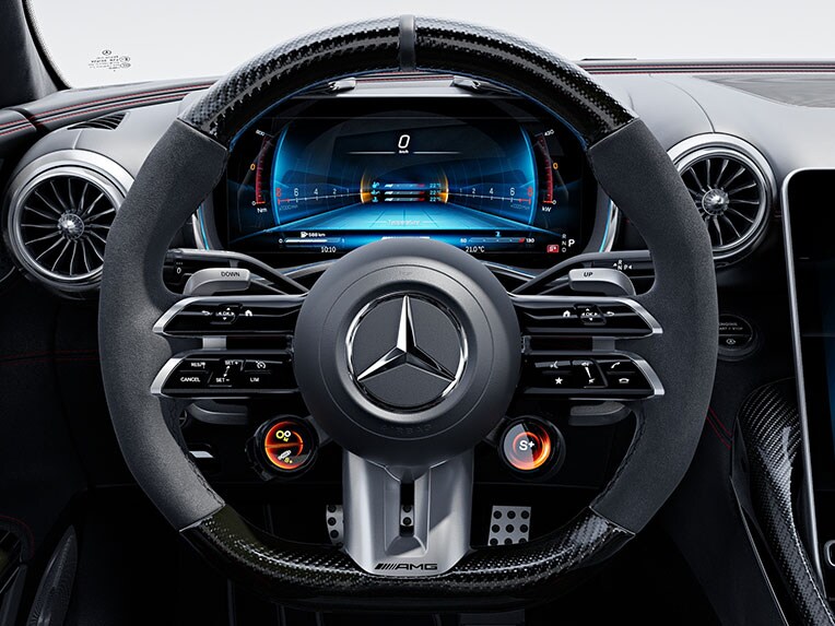 Volanul AMG Performance cu design tip carbon/microfibră MICROCUT în modelul Mercedes-AMG SL 63 S E PERFORMANCE.