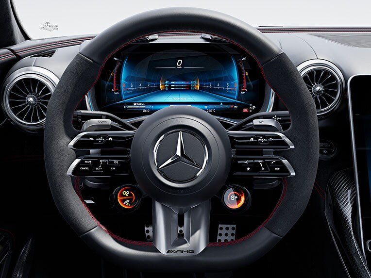 Volanul AMG Performance îmbrăcat în piele Nappa/microfibră MICROCUT în modelul Mercedes-AMG SL 63 S E PERFORMANCE.