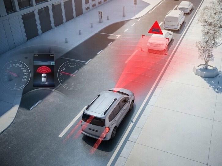 Asistentul activ la frânare în modelul Mercedes-Benz Clasa T.