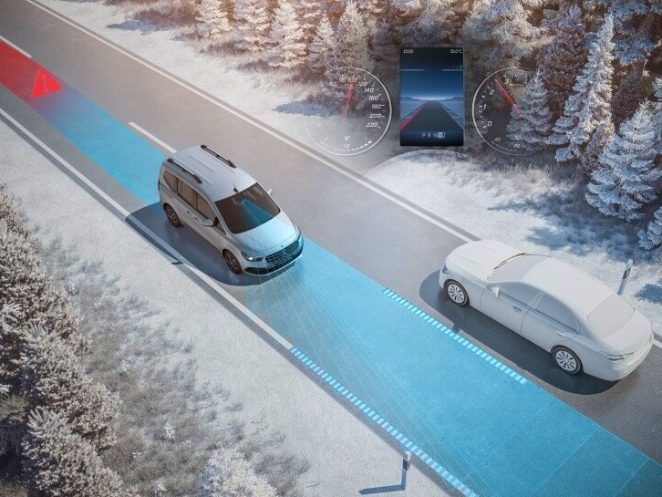 Asistentul activ pentru menținerea benzii de rulare în modelul Mercedes-Benz Clasa T.
