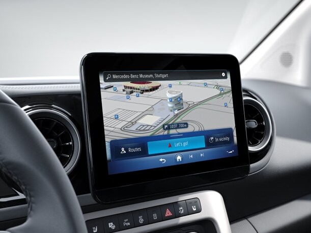 Sistemul multimedia MBUX cu display pentru navigare în compartimentul șoferului din modelul Clasa T.