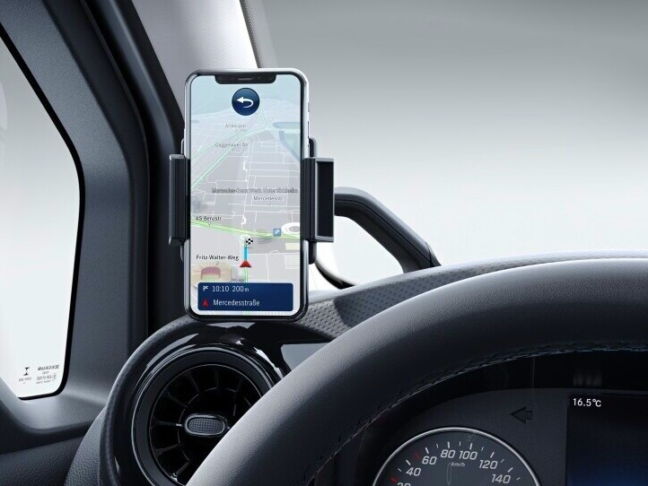 Suportul pentru smartphone în habitaclul modelului Clasa T.