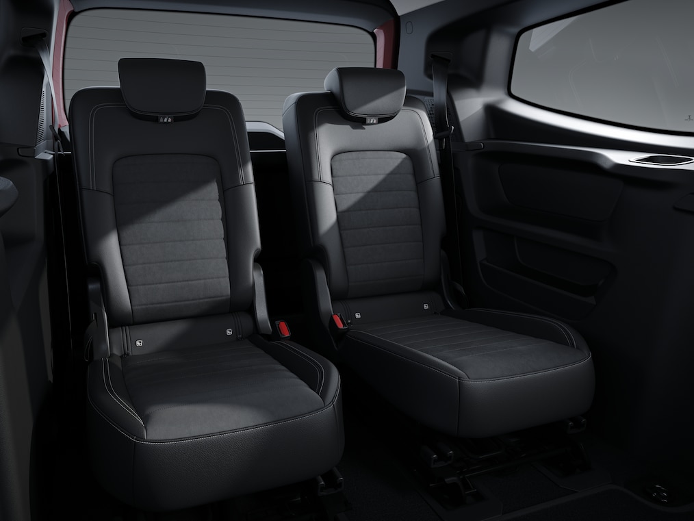 Imaginea prezintă scaunele individuale din spate, de culoare neagră, din al 3-lea rând al modelului Mercedes-Benz EQT.