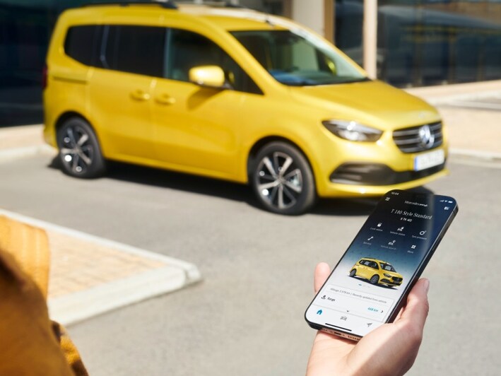 Vizualizarea Serviciilor la distanță Plus pe display-ul unui smartphone.