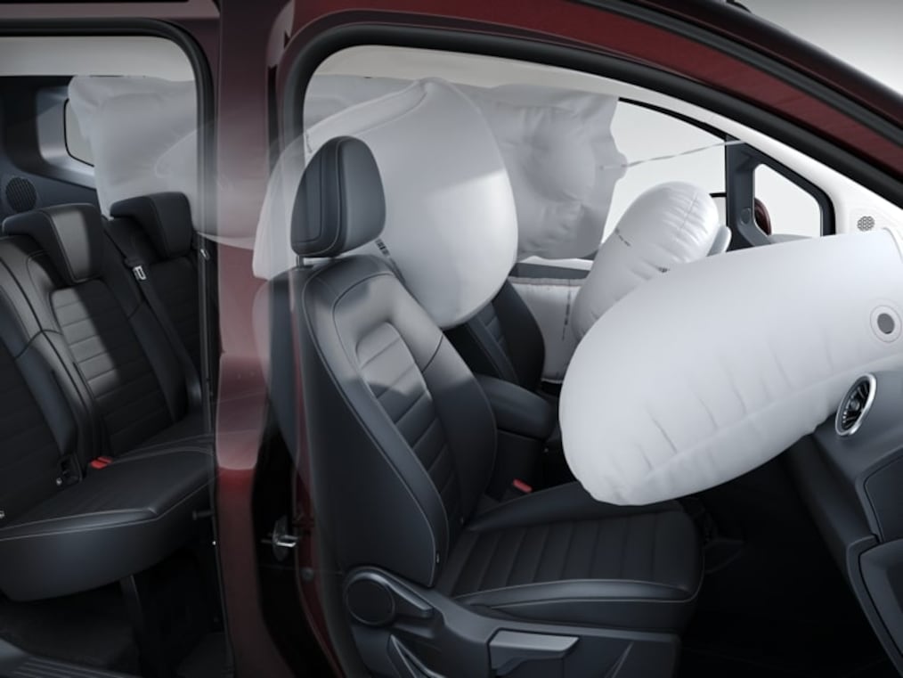 Imaginea prezintă o ilustrație a airbagurilor în modelul Mercedes-Benz EQT.