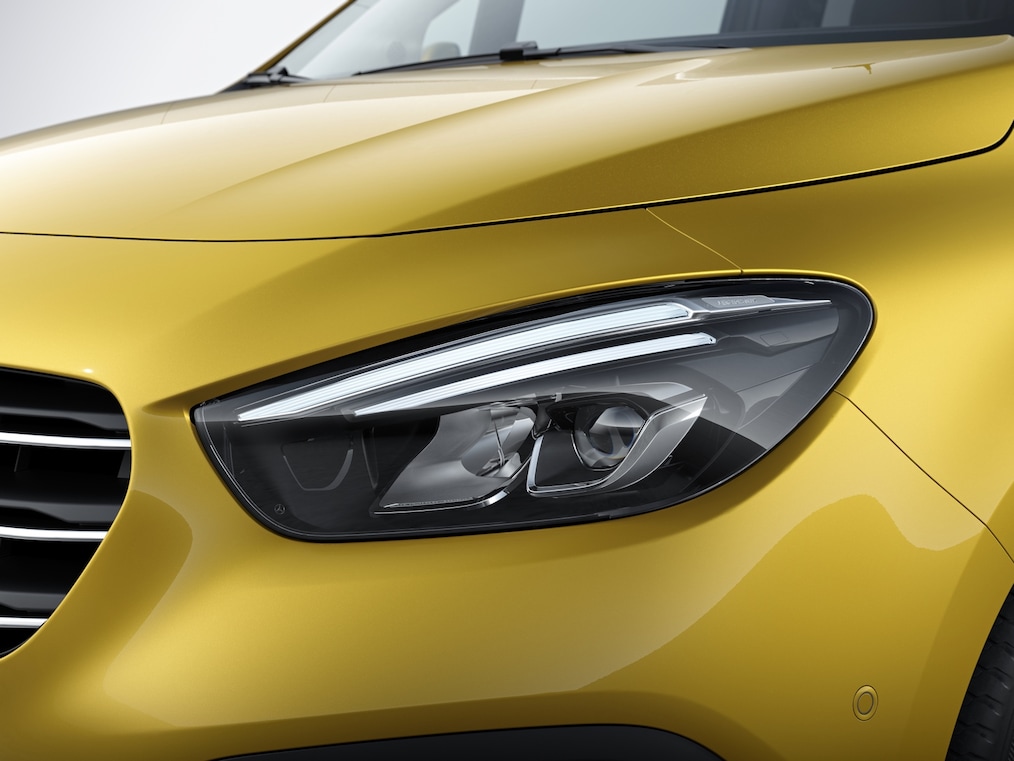 Imaginea oferă un prim-plan cu farurile LED High Performance.